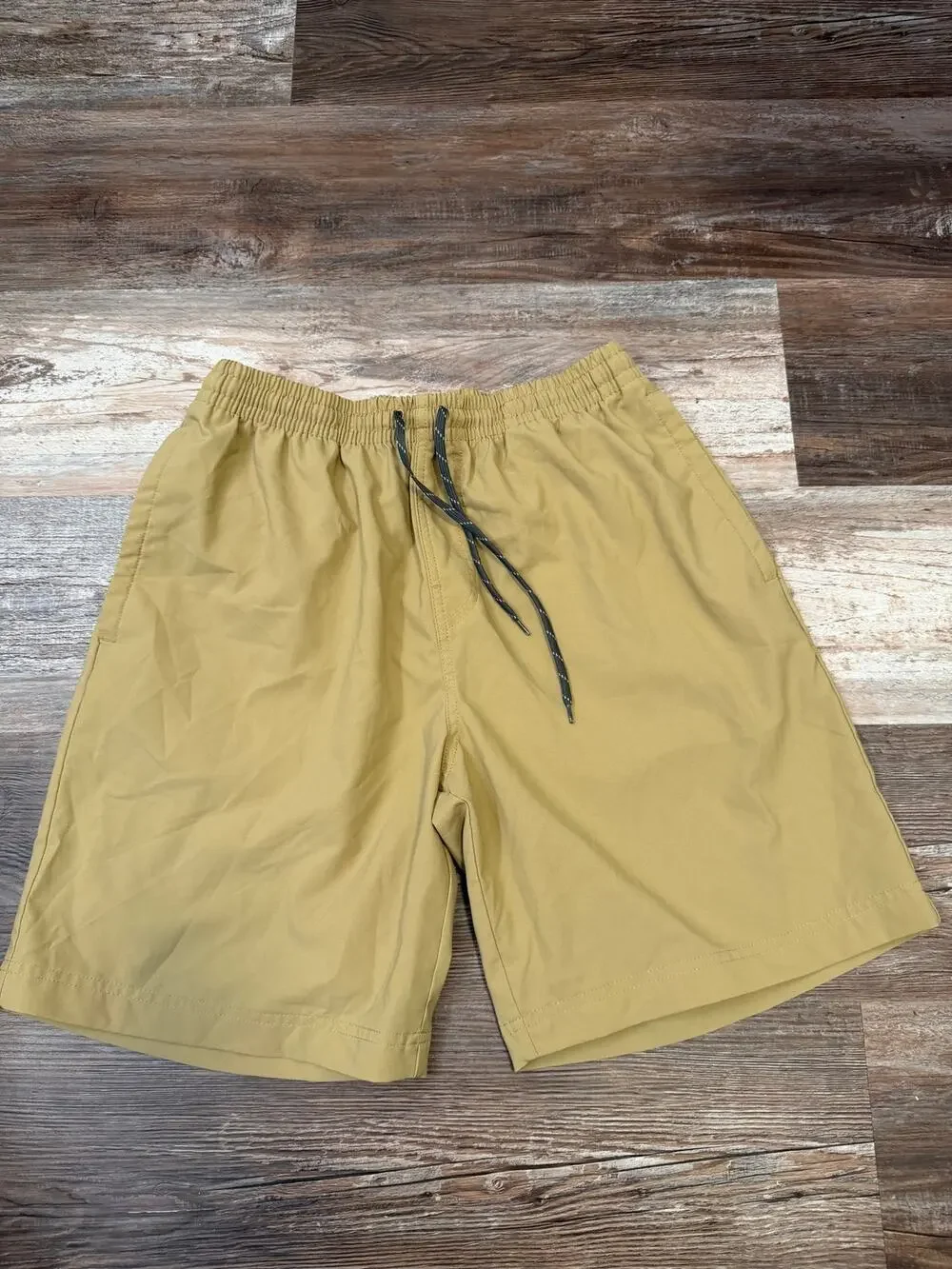 Columbia men's khaki drawstring shorts size Medium 8 in inseam EUC sweat wicking